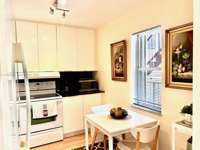 Building Photo - 2841 Somerset Dr