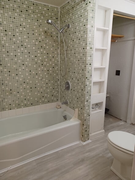 Bathroom - 923 SW City View St