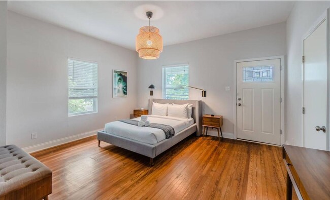 Building Photo - 1704 S Akard St