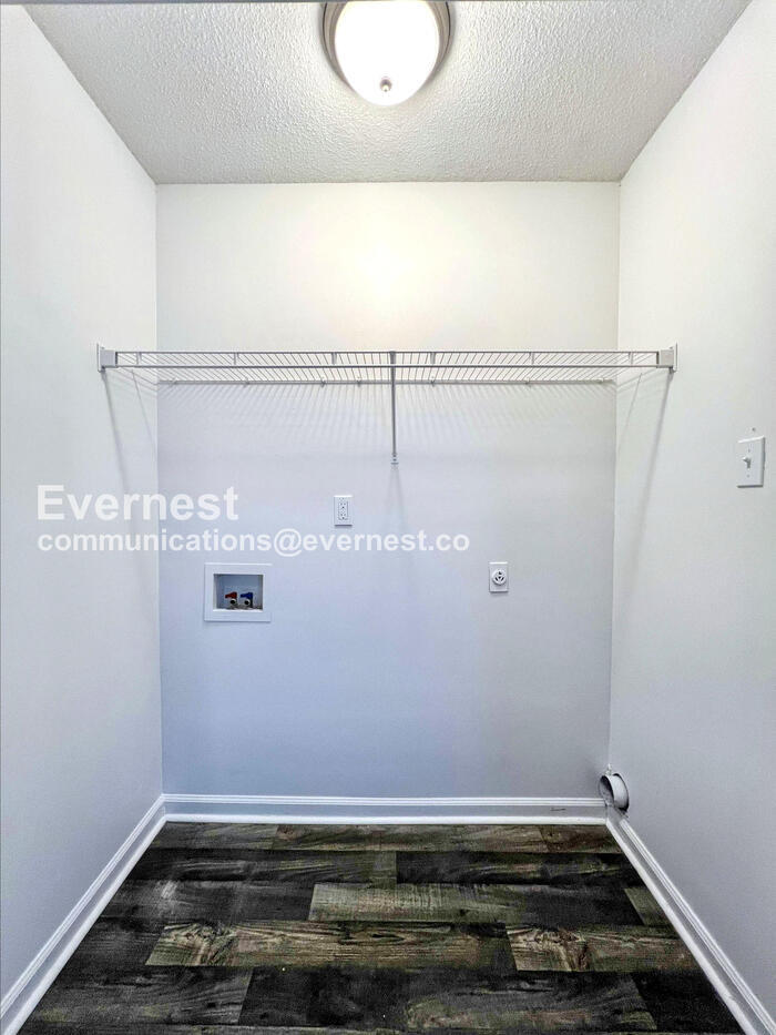 Building Photo - 5637 Kaitlyn Dr W