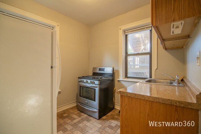 Building Photo - 6055 N Hermitage Ave