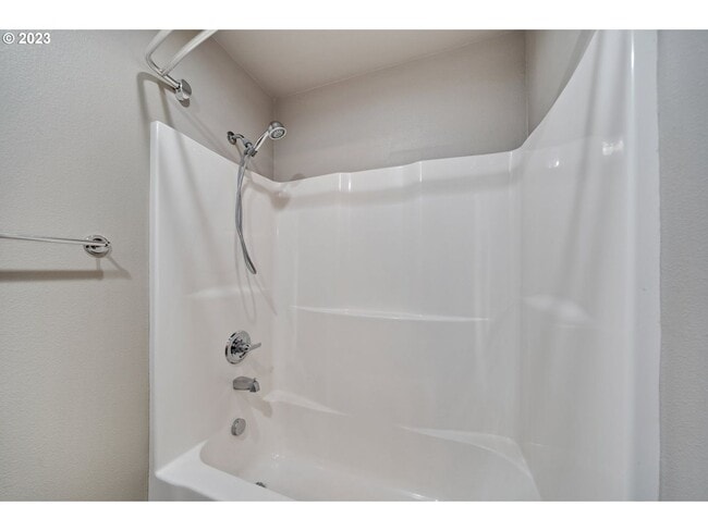 Building Photo - Stunning townhouse in Canby- 3 bed / 2.5 b...