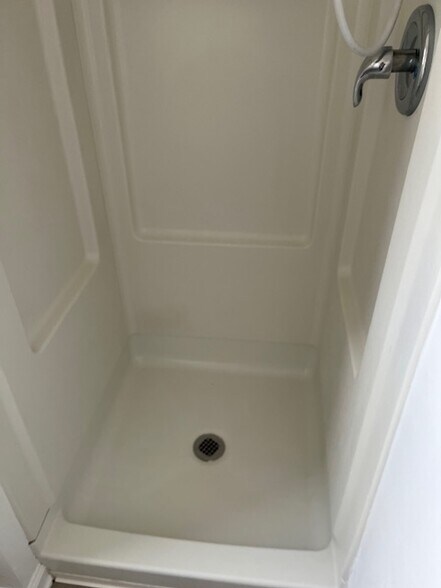 Shower - 104 W Hembree St