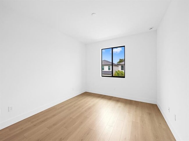 Building Photo - 1446 SW 23rd St