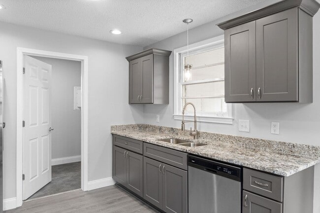 Building Photo - 3 Bedroom 2 Bath Renovated Pet Friendly Home For Rent!