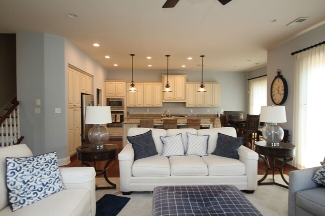 Building Photo - Beautiful Furnished Home Close to Bethany ...