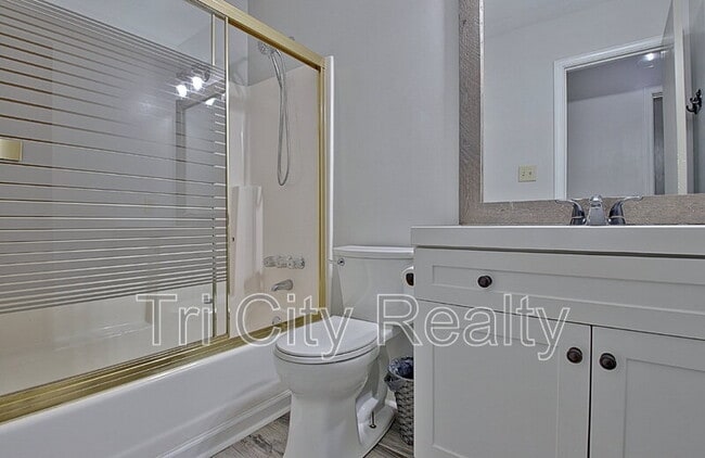 Building Photo - 210 Bella Rosa