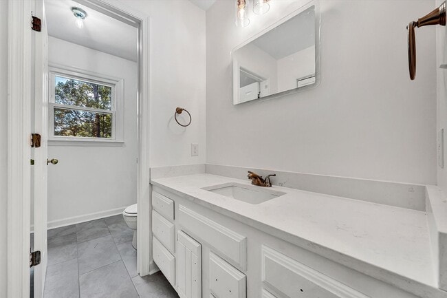 Building Photo - Beautiful home in Chestnut Creek