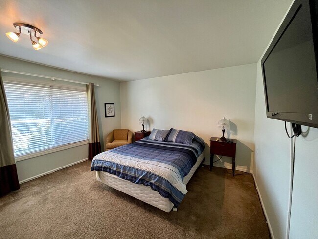 Building Photo - 3622 Lakeshore Dr