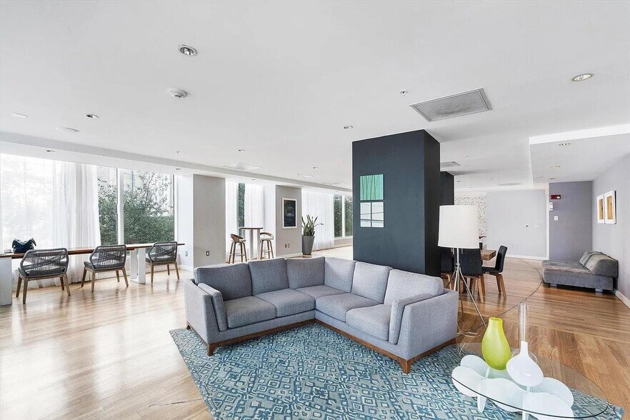 Building Photo - 133 NE 2nd Ave