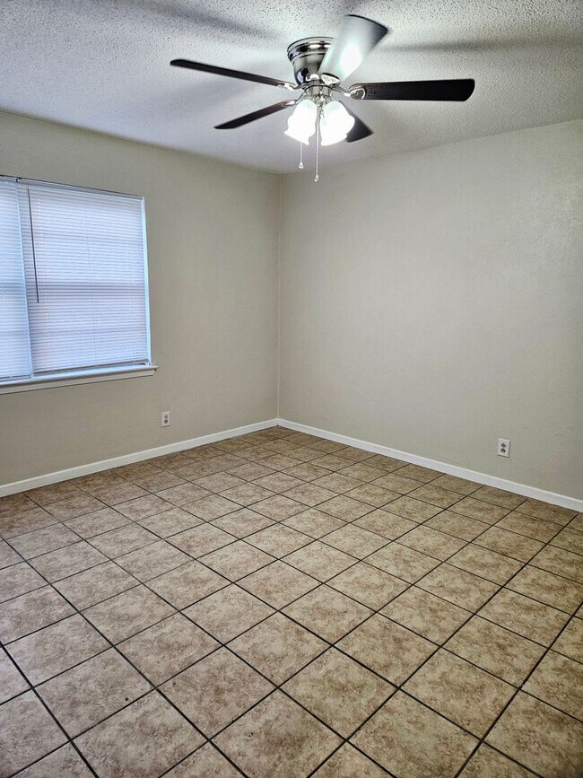 Building Photo - 2 BEDROOM HOUSE AVAILABLE NOW!