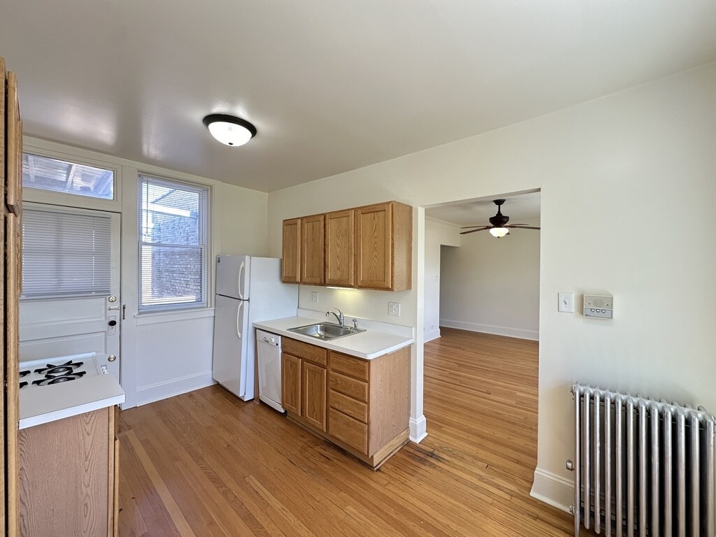 Building Photo - 2856 W Cullom Ave