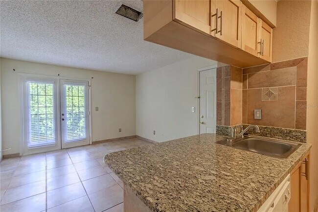 Building Photo - 2550 N Alafaya Trail