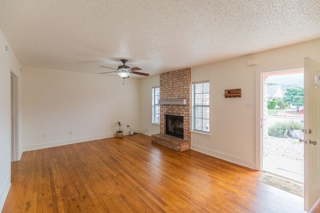 Building Photo - 3 Bedroom 2 Bath Home