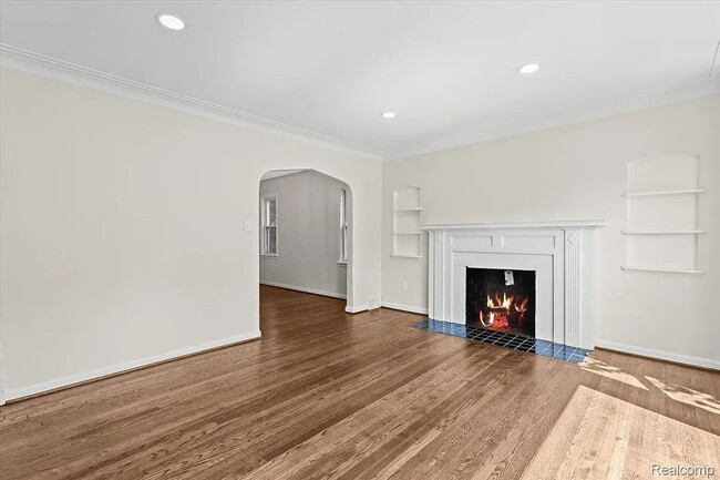 Building Photo - Modern 3-Bedroom Home with Generous Space and Style