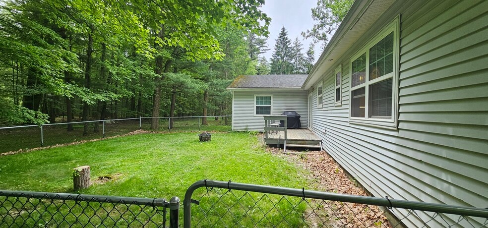 Building Photo - 13 Cardinal Dr