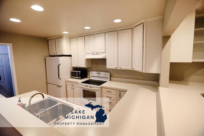 Building Photo - 1687 32nd Ave