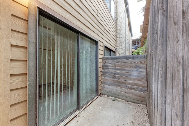 Building Photo - West campus 1 bed condo just 2 blocks from UT
