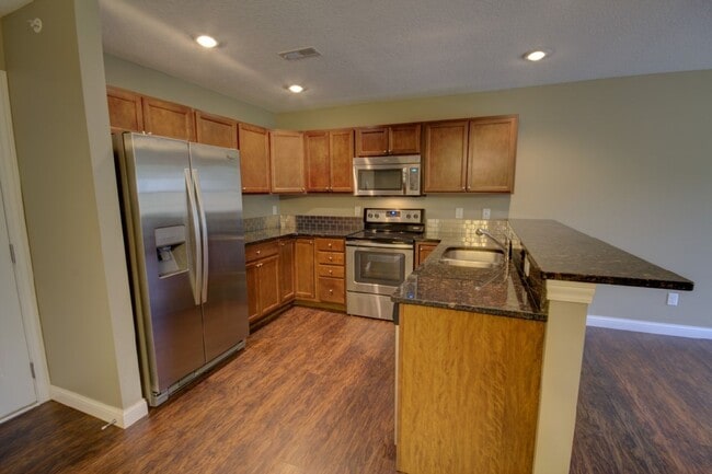 Building Photo - Gorgeous 3 Bedroom Townhome