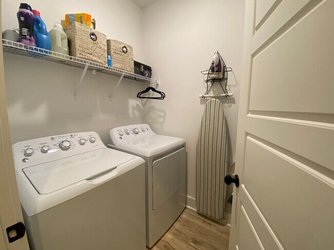 Building Photo - Fox Run Village Duette with Amenities