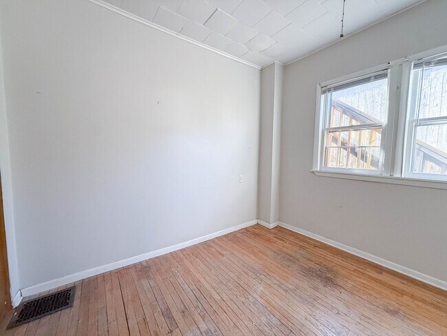 Building Photo - Short