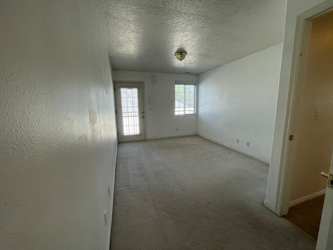 Building Photo - Great 2 bed 1 bath condo located in Countr...