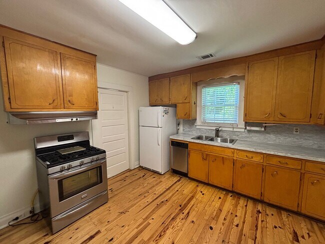 Building Photo - Charming 2 Bedroom 1 Bath House