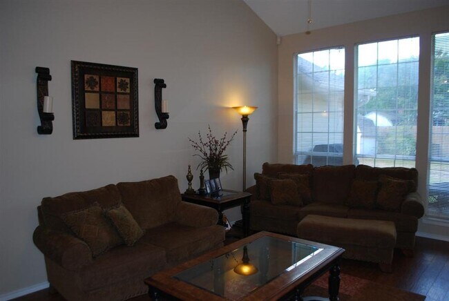Building Photo - VIEW NOW/COMING SOON - Charming 3 Bed Home in NRH | Open Kitchen + Spacious Backyard