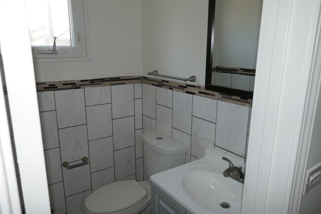 Building Photo - 5 E Judith Ann Dr
