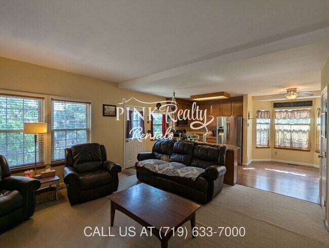 Building Photo - 8560 Avens Cir