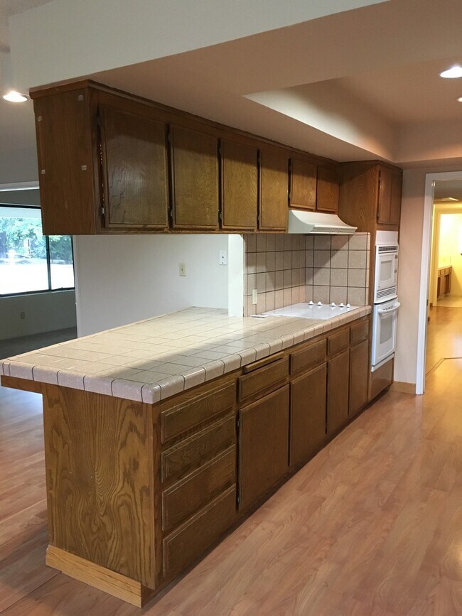 Building Photo - POOL!  Nice 3+2.5 Southwest Bakersfield - Laurelglen Area