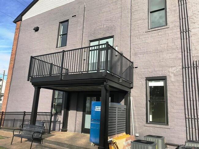 Building Photo - 785 Forest St