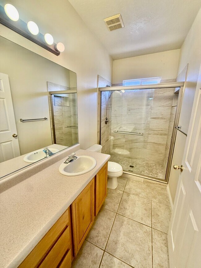 Building Photo - 2050 W Canyon View Dr