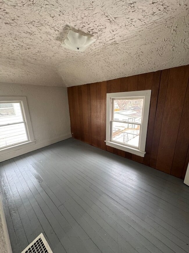 Building Photo - 3011 Hoagland Ave