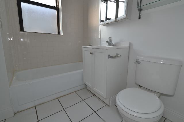 Building Photo - 830 W Waveland Ave