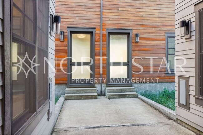 Building Photo - Luxury Living in the Heart of Lake Oswego: Stylish 3-Story Townhouse