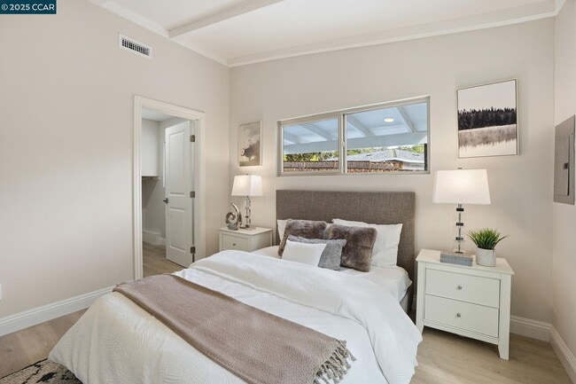 Building Photo - 289 Sierra Dr