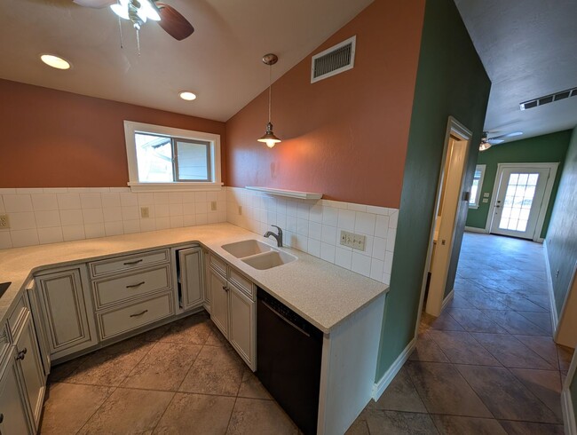 Building Photo - 1 bed 1 bath house with central heat and a...