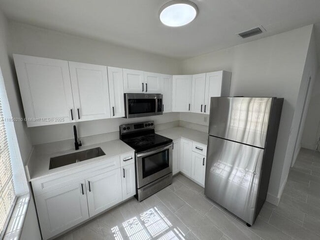 Building Photo - 3 bedroom in Miami FL 33138