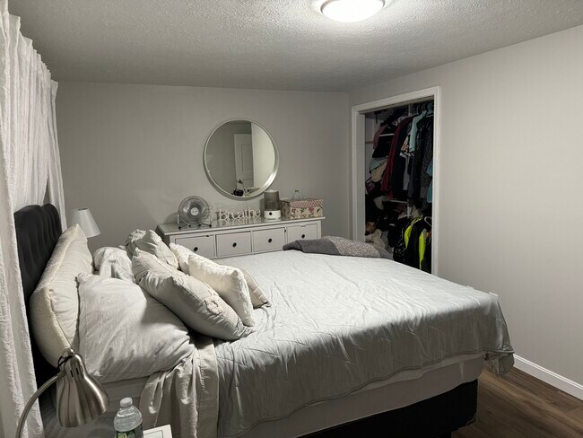 Bedroom with 2 closets - 35 Genessee St