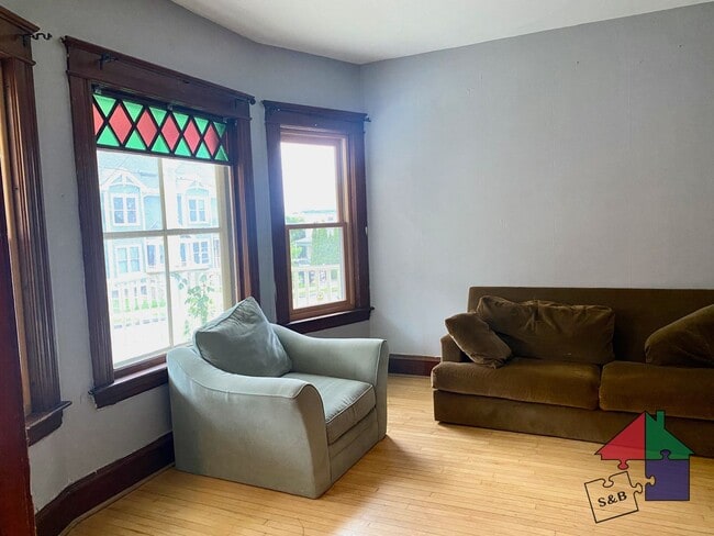 Building Photo - Spacious 8 Bedroom, 3 Bathroom Home for Re...