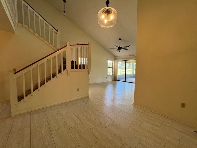 Building Photo - Beautiful 3 bed 2.5 bath townhome