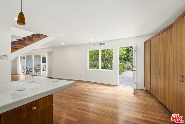 Building Photo - 907 Las Pulgas Rd