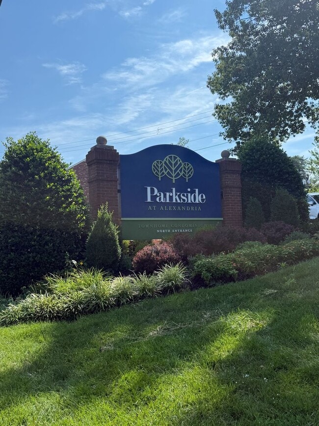 Building Photo - Large, Luxurious 2 Bedroom 2 Bath at Parks...