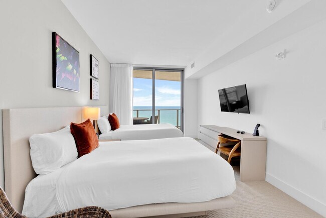 Building Photo - 4011 S Ocean Dr