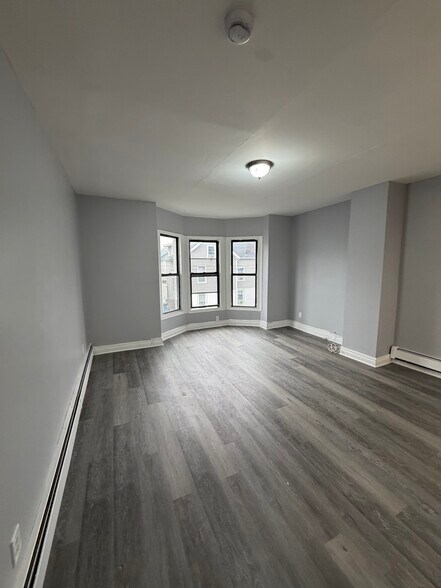 Building Photo - 25 Oak St