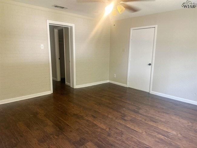 Building Photo - 5119 Parklane Dr