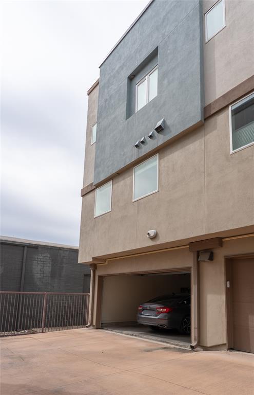 Building Photo - 2827 Manor Rd