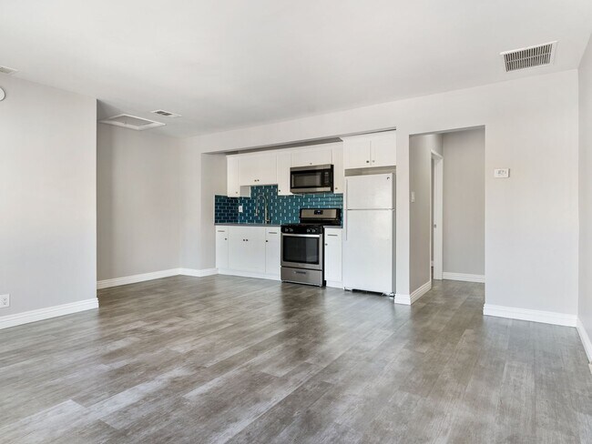 Building Photo - 150-154 W Hillcrest Blvd