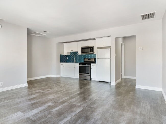 Building Photo - 150 W Hillcrest Blvd